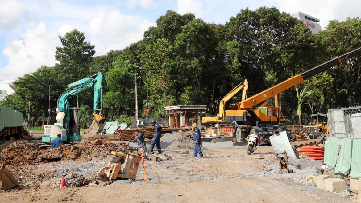 Công nhân tất bật thi công tại công trường (ảnh T.K)