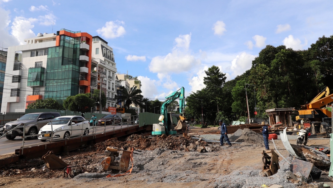 Việc dở bớt một cầu tạm khiến cho giao thông khu vực có lúc khá căng thẳng (ảnh T.K)