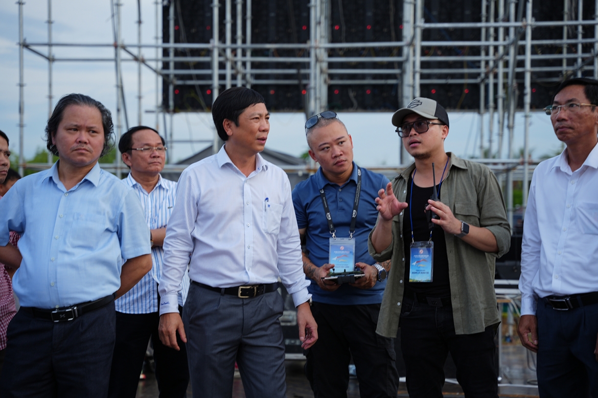 Ông Hoàng Nam, Phó Chủ tịch UBND tỉnh Quảng Trị (thứ 3 từ trái sang) cùng đạo diễn Đặng Lê Minh Trí (thứ 2 từ phải sang) chỉ đạo chương trình khai mạc Lễ hội Vì hòa bình