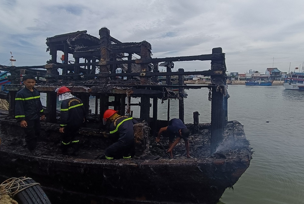 Hiện trường vụ cháy tàu cá. Ảnh: B.H