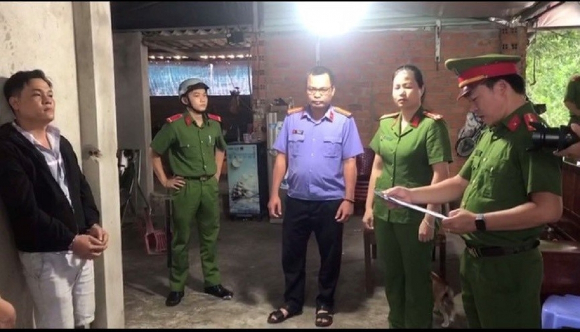 Cơ quan CSĐT Công an thị xã La Gi phối hợp Viện Kiểm sát nhân dân thị xã thi hành lệnh khám xét khẩn cấp chỗ ở đối với Lê Hồng Ánh, trong đường dây cá độ bóng đá hơn 19 tỷ đồng ở thị xã La Gi. (ảnh: CABT)