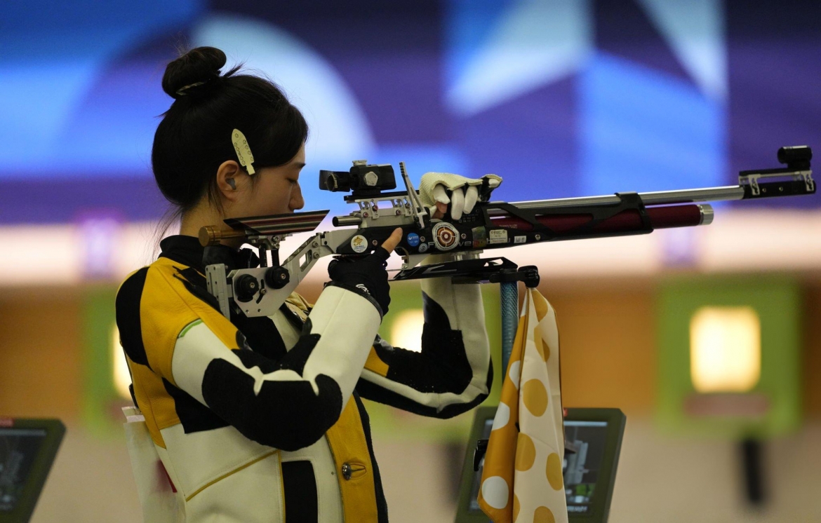 Huang Yuting cùng người đồng đội Sheng Lihao giành HCV đầu tiên ở Olympic Paris 2024. (Ảnh: Getty). 