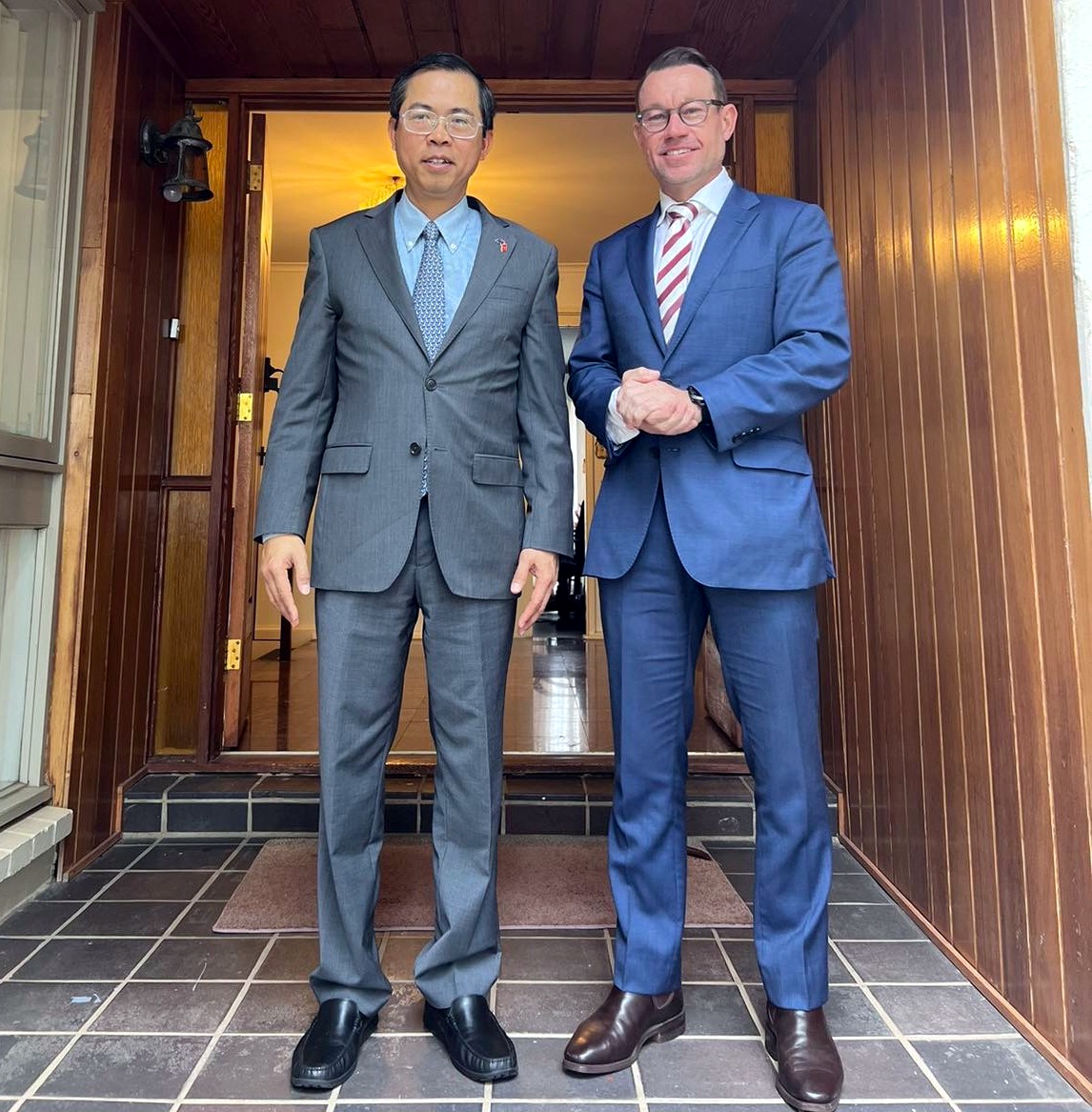 Đại sứ Phạm Hùng Tâm và ông Justin McGowan - Ảnh: ĐSQ Việt Nam tại Australia