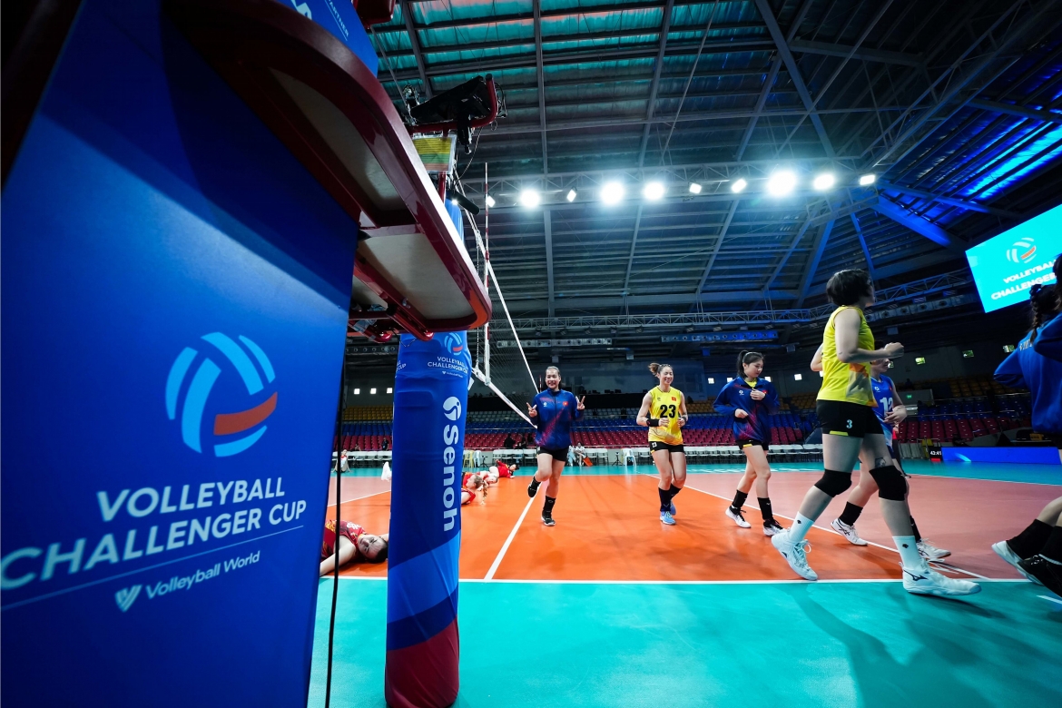 Hình ảnh các cầu thủ Việt Nam khởi động trước trận. (Nguồn: FIVB). 