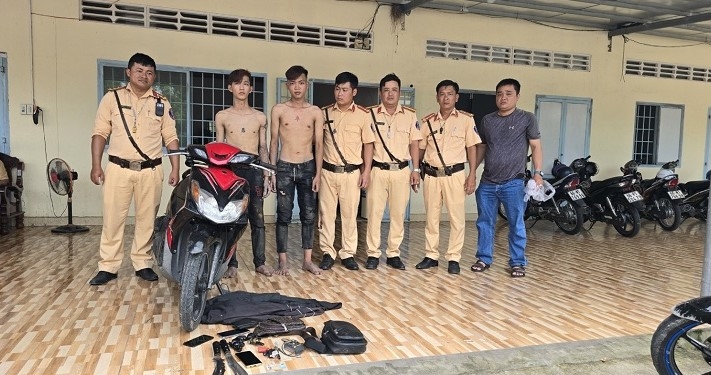 Lực lượng Cảnh sát giao thộng Công an tỉnh Đồng Tháp cùng các đơn vị Công an huyện Tháp Mười, tỉnh Đồng Tháp và Công an tỉnh Tiền Giang, Long An bắt giữ 2 đối tượng (ảnh Phước Thanh)