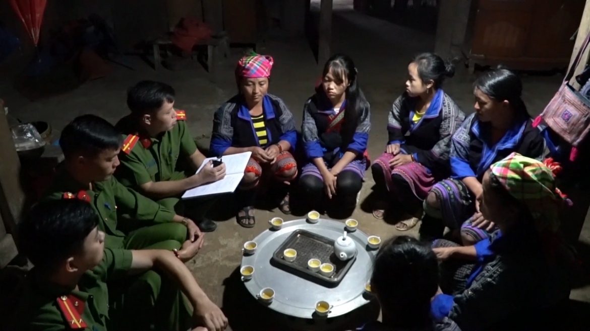 Lực lượng Công an tuyên truyền, hướng dẫn bà con vùng cao phòng chống mua bán người.