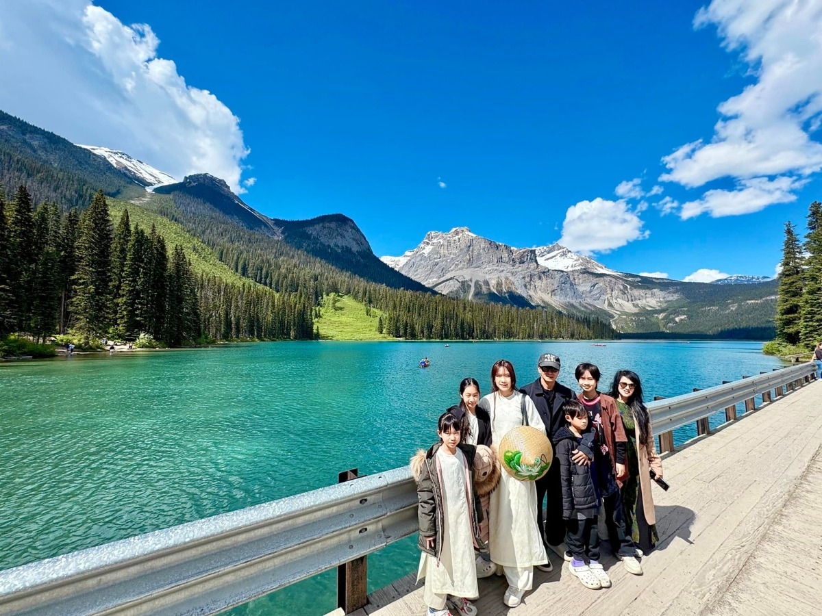 Gia đình Lý Hải - Minh Hà đang có kỳ nghỉ tại Canada, sau khi tổ chức ra mắt phim 'Lật mặt 7: Một điều ước' tại Mỹ. Mẹ ruột Minh Hà (phải) đồng hành vợ chồng con gái trong chuyến đi này.