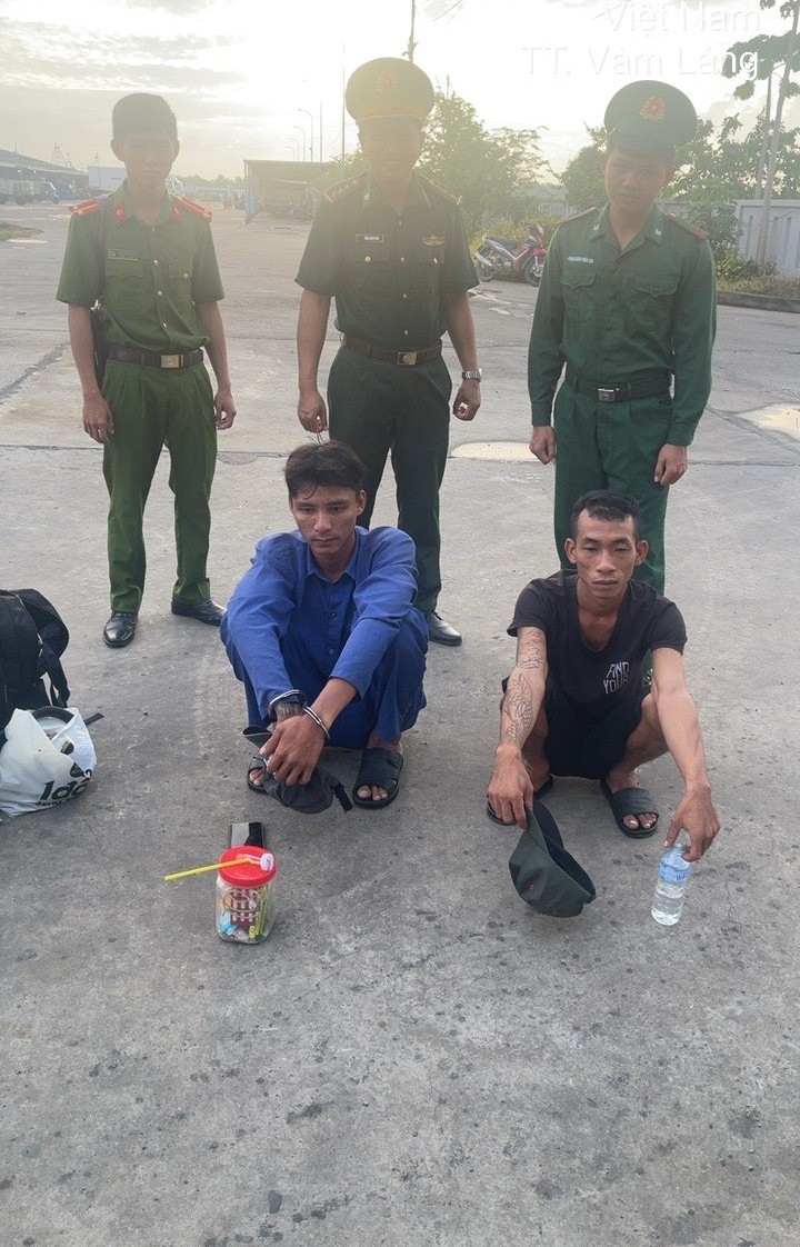 Hai đối tượng sử dụng, tàng trữ chất ma túy tại xã Kiểng Phước, huyện Gò Công Đông đã bị lực lượng chức năng bắt giữ.