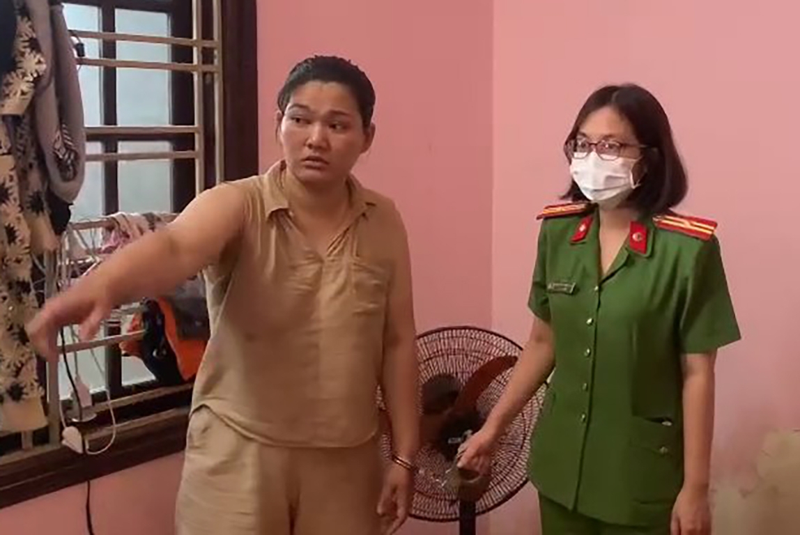 Đinh Thị Công Linh chỉ nơi cất giấu ma túy. (Ảnh: Công an TP Huế)