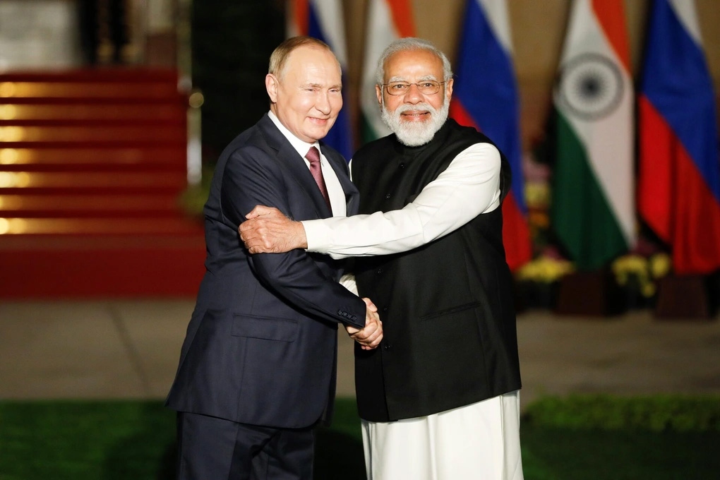 Thủ tướng Ấn Độ Narendra Modi bắt tay Tổng thống Nga Vladimir Putin tại New Delhi hồi tháng 12/2021. Ảnh: Reuters