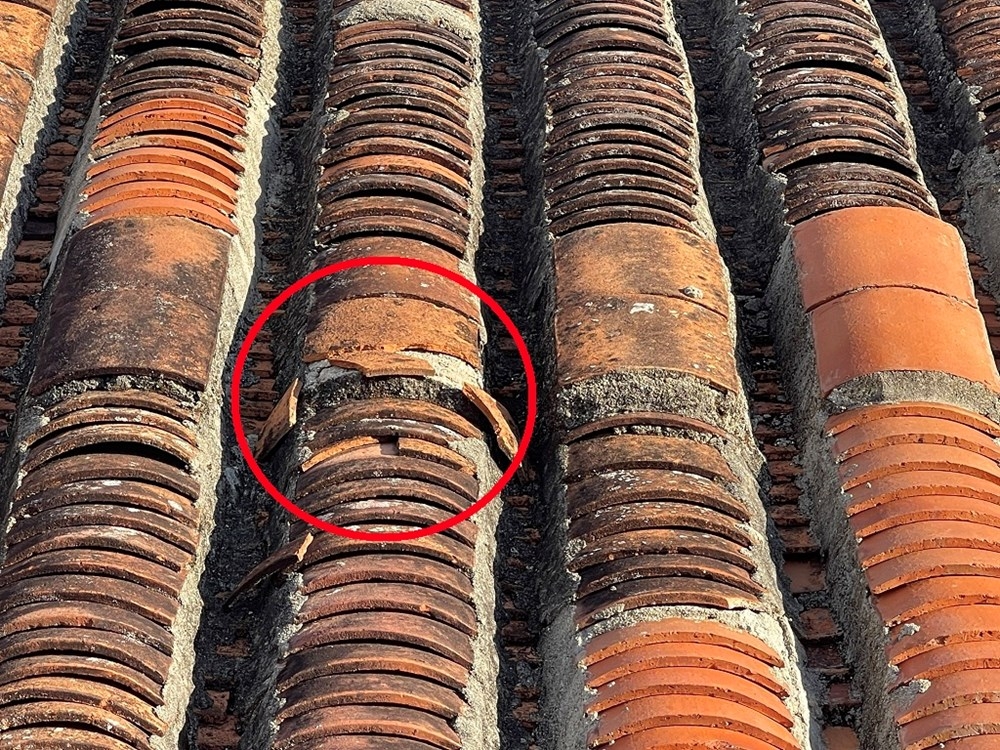 Khu vực mái ngói tại nhà 166 Trần Phú, nơi ca sĩ Đức Tuấn đứng, ngồi chụp ảnh xuất hiện 2-3 viên ngói bị vỡ, nứt Ảnh: K.C