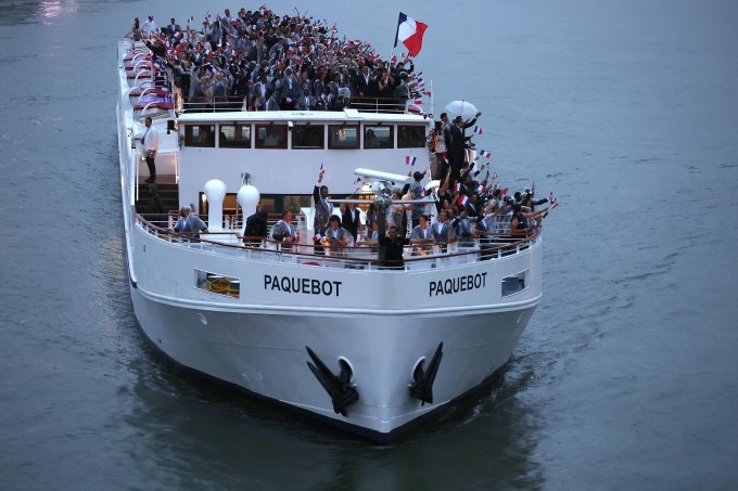 Đoàn vận động viên Pháp, đoàn cuối cùng trong lễ diễu hành. Ảnh: Paris Match