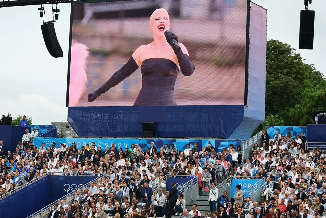 Tiết mục biểu diễn của nữ ca sĩ Lady Gaga. Ảnh: Paris Match