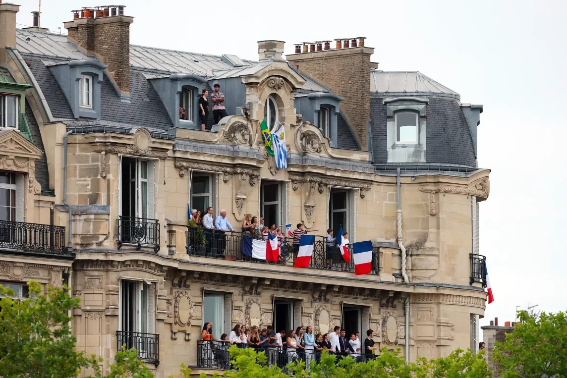 Người dân Paris theo dõi lễ khai mạc từ ban công các tòa nhà. Ảnh: Paris Match