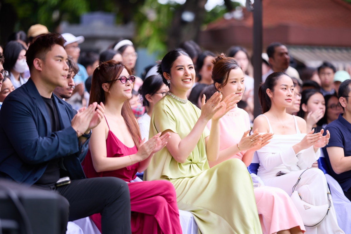 Từ trái sang: MC Mạnh Khang, nghệ sĩ Kim Oanh, hoa hậu Ngọc Hân, người đẹp HHVN Ngọc Mai, MC Phí Linh ngồi thưởng thức hòa nhạc ngoài trời tại Bảo tàng Mỹ thuật Việt Nam chiều 7/7.