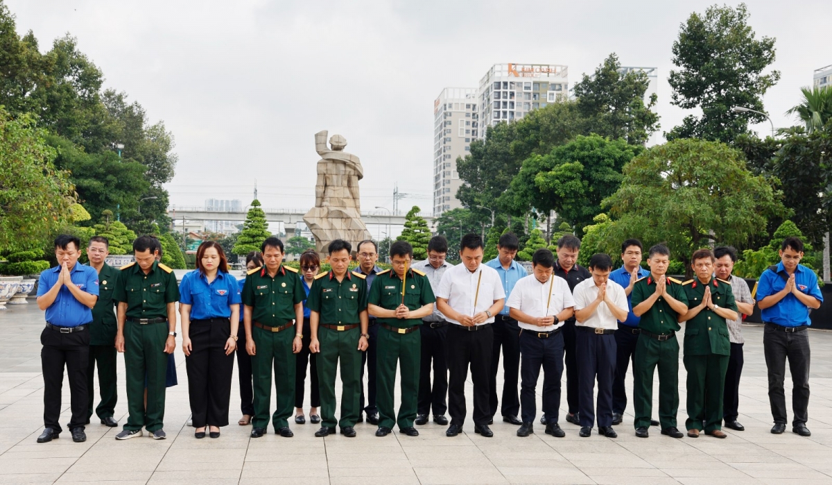 Đồng chí Nguyễn Xuân Hòa – Bí thư Đảng ủy, Chủ tịch HĐQT cùng tập thể BLĐ,
các tổ chức Đoàn thể dâng hương tại Nghĩa trang Liệt sỹ Tp. HCM