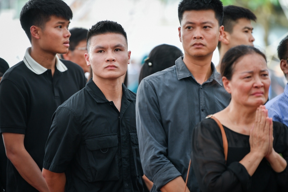 Trong số những người đến viếng Tổng Bí thư Nguyễn Phú Trọng có tiền vệ, cầu thủ bóng đá Nguyễn Quang Hải.