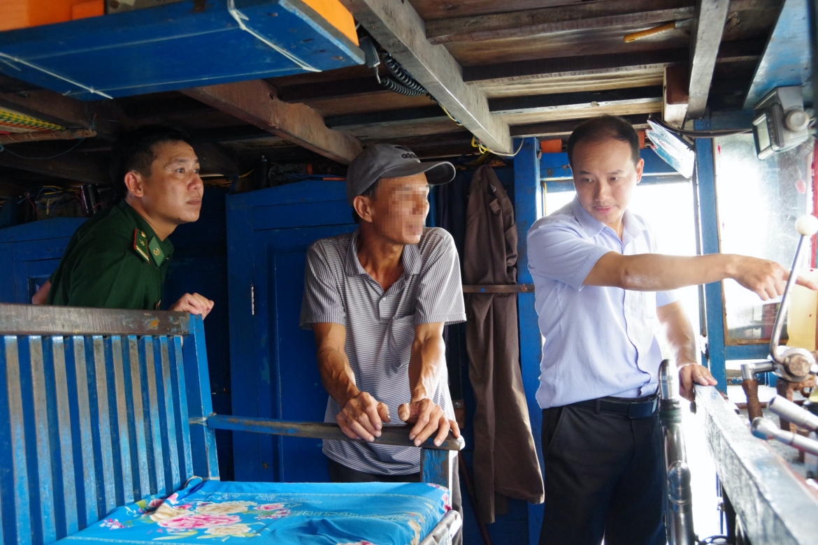 Lực lượng BĐBP tỉnh và Công an tỉnh Bà Rịa – Vũng Tàu làm việc với đối tượng N.B (Ảnh: Quang Anh)