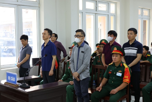 Bị cáo Phan Quốc Việt (ngoài cùng bên trái).