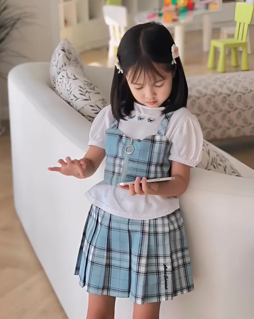 Chuẩn bị bước vào lớp Một, bé Sophie nhà hoa hậu Đặng Thu Thảo được khen ngày càng xinh xắn, lớn phổng phao.