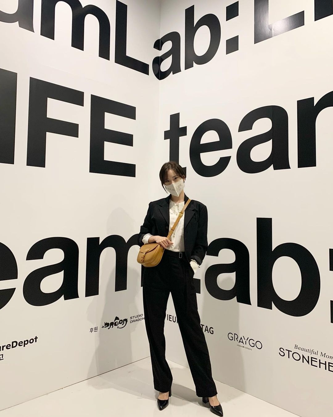 Dior là thương hiệu thời trang cao cấp được nhiều ngôi sao nổi tiếng lựa chọn và Yoona cũng không phải ngoại lệ. Dior Bobby mang đến sự trẻ trung, tinh tế, dễ phối đồ đi kèm và rất bền. Túi được thêm quai đeo bằng da hoặc bằng vải. Quai đeo dễ dàng tháo rời khi không có nhu cầu sử dụng. Yoona lựa chọn cho mình chiếc Dior Bobby màu vàng mù tạt phối với trang phục màu đen trắng. Chiếc túi xách có giá khoảng 4.900 USD.