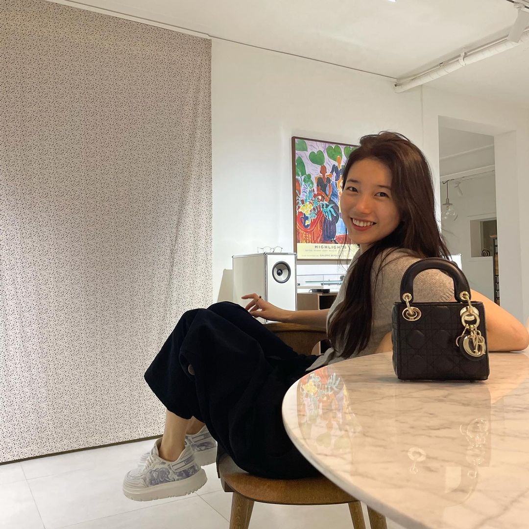 Giới thời trang thường đồn nhau rằng, chiếc túi Dior Micro Lady có thể kết hợp với mọi kiểu trang phục. Quả đúng như vậy, nữ chính trong "Dream High" chỉ mặc trang phục đơn giản nhưng vẫn hết sức nổi bật khi đeo Dior Micro Lady màu đen. Dior Micro Lady dễ dàng phối cùng trang phục cho cả ngày, kết hợp cùng hàng loạt phụ kiện khác từ Dior, tạo nên những điểm nhấn đặc sắc cho trang phục. Chiếc túi này có giá khoảng 3.800 USD.