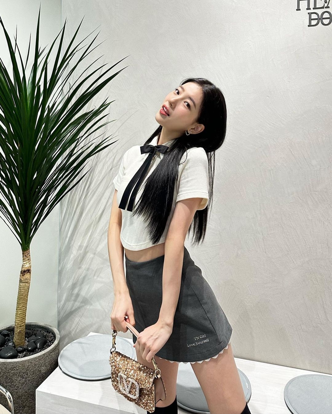 Chiếc túi đeo vai nhỏ Valentino Garavani Locò với những chi tiết trang trí bằng pha lê Swarovski lấp lánh đã tôn lên nét dịu dàng, nữ tính của "mối tình đầu quốc dân". Sản phẩm đến từ thương hiệu Valentino có giá khoảng 4.850 USD, có thể sử dụng nhiều cách như đeo vai, đeo chéo hoặc cầm tay. Dù chỉ mặc trang phục đơn giản, nhưng khi kết hợp với chiếc túi, vẻ ngoài của Suzy thực sự được nâng tầm.