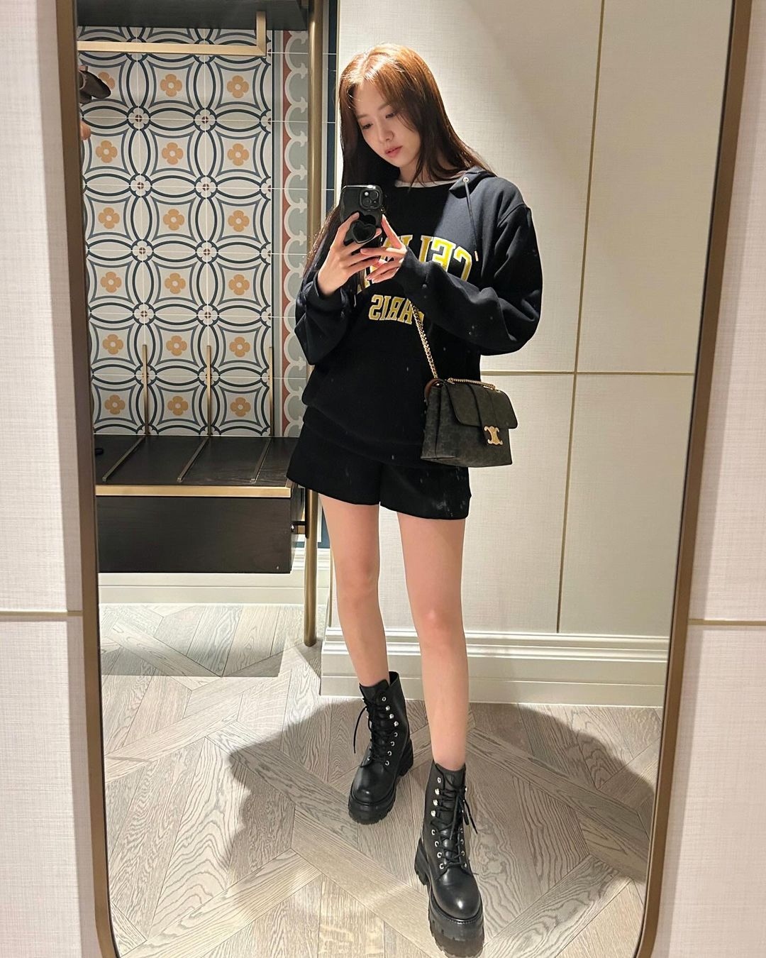 Nữ thần tượng Yoona năng động và trẻ trung khi kết hợp túi đeo vai Celine Claude bằng vải Canvas Triomphe với quần short và áo sweater. Chiếc túi này có giá khoảng 2.950 USD.