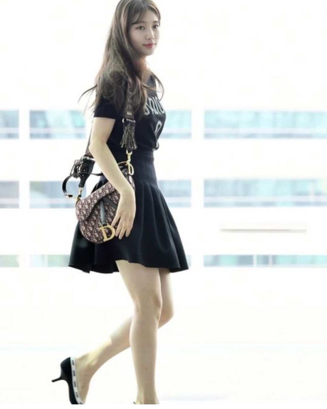 Đối với những cô gái theo đuổi phong cách tối giản, Dior Saddle chính là sự lựa chọn phù hợp để tạo thêm điểm nhấn cho bộ trang phục. Từ những lần đi dạo phố, đi hẹn hò cho đến đi làm, mọi hoàn cảnh đều rất hợp với chiếc túi này. Đây là một trong những chiếc túi Suzy sử dụng nhiều nhất. Dior Saddle có giá khoảng 3.500 USD.