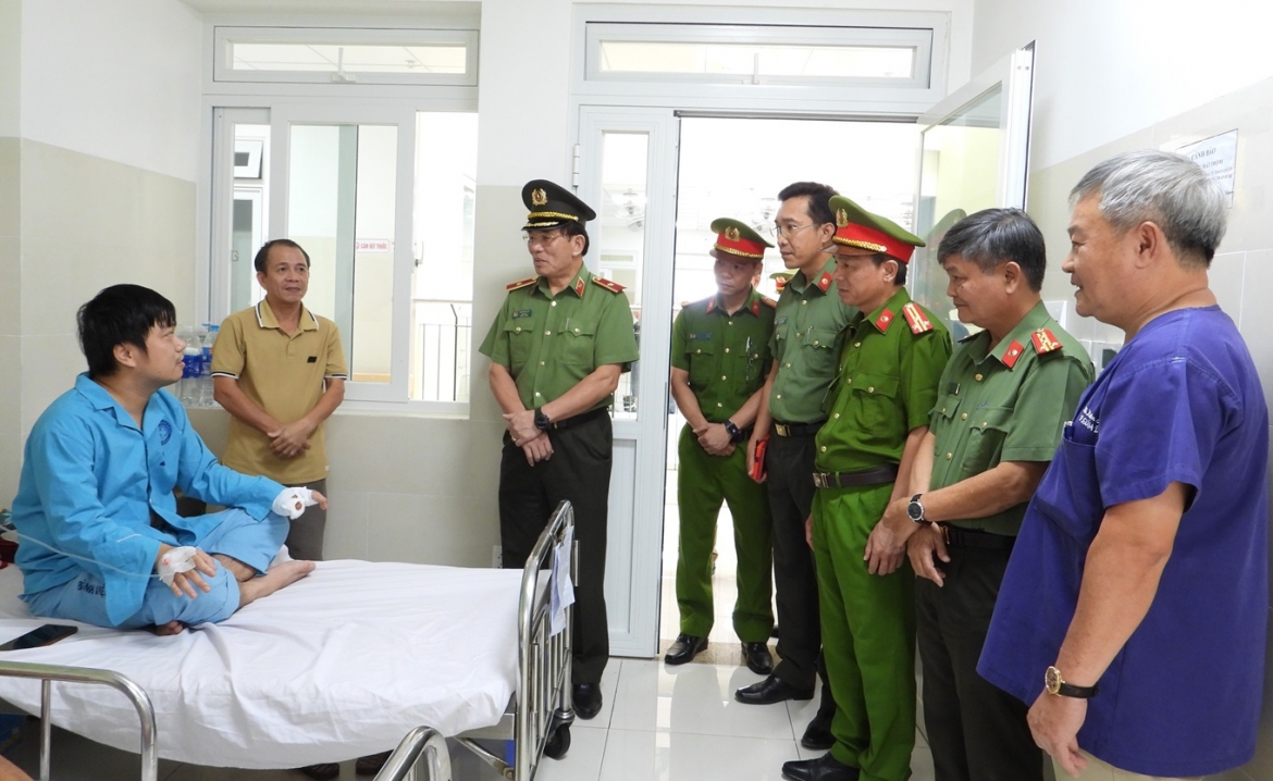 Thiếu tướng Vũ Xuân Viên, Giám đốc Công an TP. Đà Nẵng thăm, động viên cán bộ Công an Phường Thuận Phước bị thương trong khi thi hành công vụ