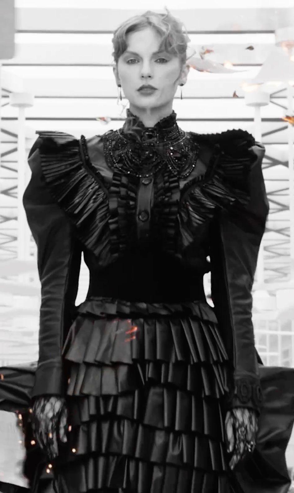 Chiếc váy đen Taylor Swift mặc trong video ca khúc Fortnight. Ảnh: Courtesy of Tas Right Management