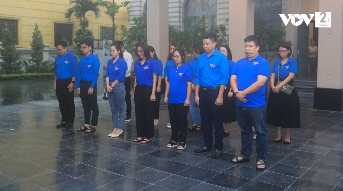 Đoàn thanh niên VOV dâng hương, tưởng niệm tại Đài Tưởng niệm các Anh hùng Liệt sĩ Công an Thủ đô