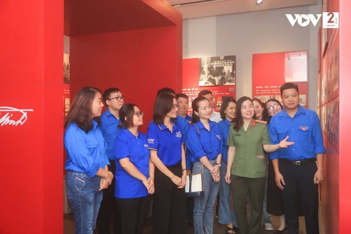 Các đoàn viên được nghe giới thiệu về lịch sử truyền thống chiến đấu, xây dựng, phát triển của lực lượng công an thủ đô