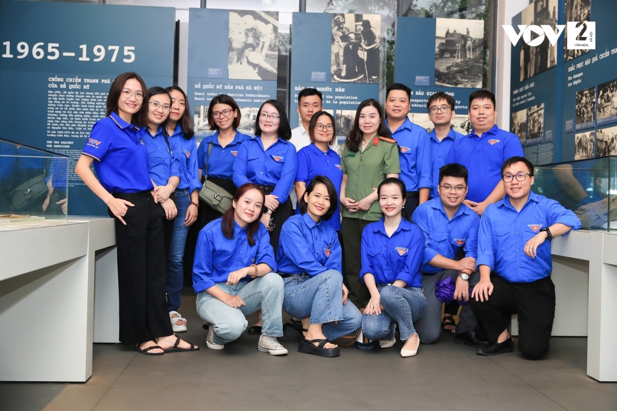 Đoàn thanh niên VOV chụp ảnh lưu niệm tại Bảo tàng Công an Hà Nội