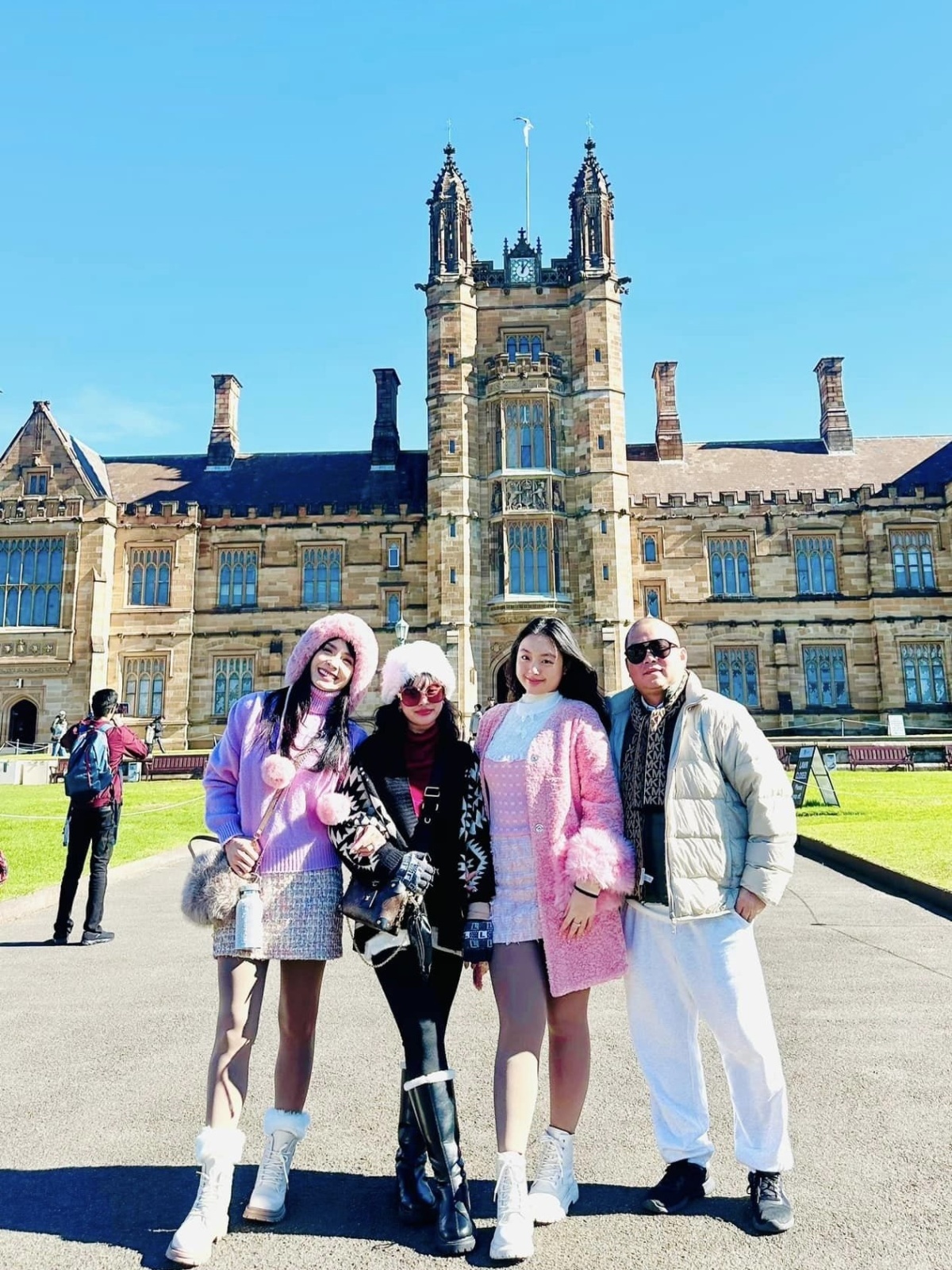 Gia đình Thúy Hạnh tham quan trường Đại học Sydney. Cô cho biết cả nhà mong muốn Suli, 17 tuổi, sẽ đủ điều kiện nhập học ngôi trường này sau khi tốt nghiệp phổ thông vào năm sau.