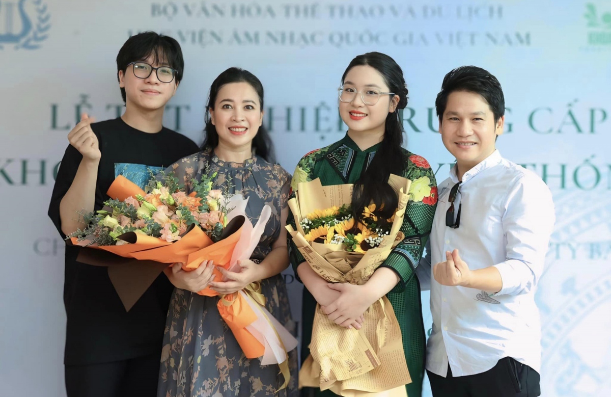 Chị Thanh Hoa - vợ ca sĩ Trọng Tấn - cho biết con gái đạt 9,25 điểm môn Văn kỳ thi tốt nghiệp THPT năm 2024.