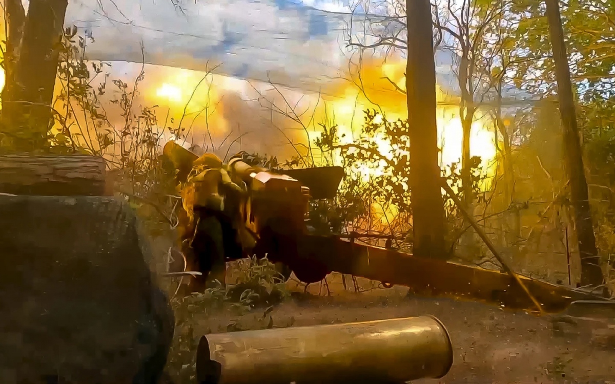 Lựu pháo Nga 152mm nhả đạn về phía quân Ukraine. Ảnh: Bộ Quốc phòng Nga.