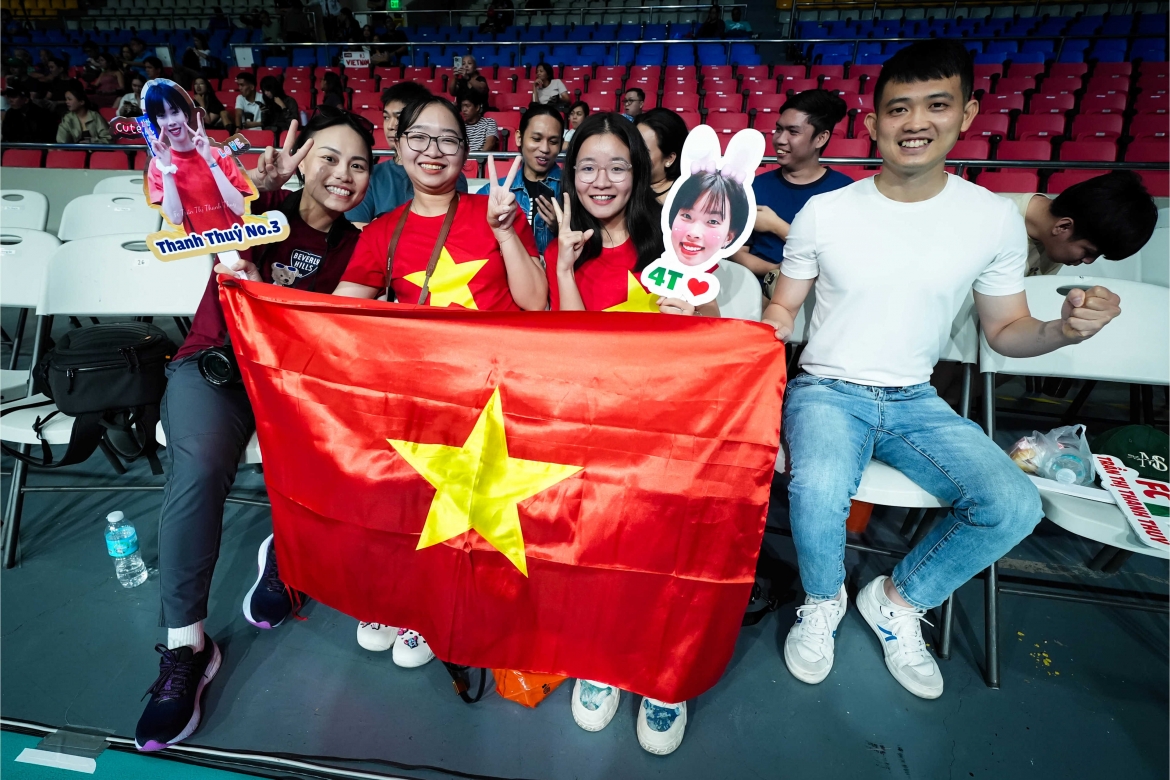 Các CĐV Việt Nam trên khán đài nhà thi đấu Ninoy Aquino (Philippines) - Ảnh: FIVB. 