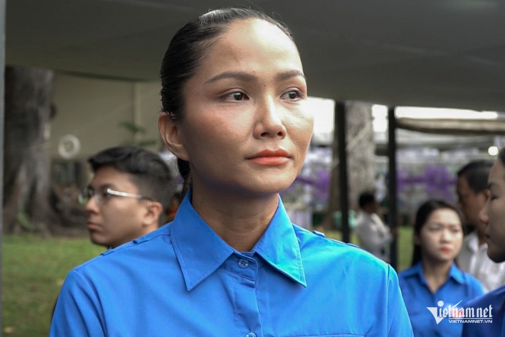 Có mặt tại Hội trường Thống Nhất trong màu áo xanh của Đoàn Thanh niên Cộng sản Hồ Chí Minh, hoa hậu H'Hen Niê xúc động bày tỏ: “Cảm ơn bác vì một đời cống hiến, lan tỏa phẩm chất đạo đức cách mạng, tiếp nối truyền thống yêu nước, xây dựng và bảo vệ Tổ quốc. Con xin cúi đầu tỏ lòng biết ơn và kính tiễn bác”. Nguồn: Vietnamnet