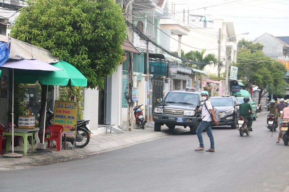 Xe mang biển số xanh 80 xuất hiện tại nhà riêng ông Nguyễn Ngọc, nguyên Phó Chủ tịch UBND tỉnh Bình Thuận (Ảnh: C.T)