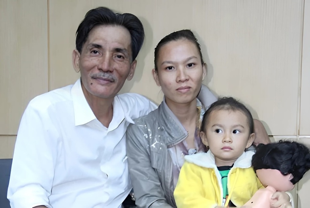 Nghệ sĩ Thương Tín cho biết đã chia tay vợ thứ tư, mang đồ đạc về sống trong căn phòng chưa đầy 10 m2 ở nhà mẹ đẻ, hôm 17/7.