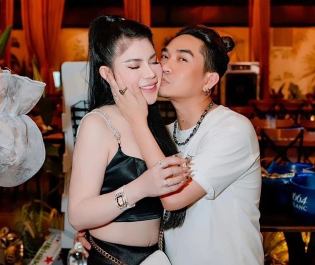 Phạm Khánh Hưng công khai bày tỏ tình cảm với bạn gái sau nhiều năm kín tiếng. Nam ca sĩ cho biết anh từng trải qua nhiều cuộc tình và mỗi lần đổ vỡ đều để lại vết sẹo không thể xóa nhòa. "Từ những lần đó, tôi nhận ra rằng nếu là duyên thì gặp được nhau đã là may mắn. Vì vậy, tôi chỉ mong một điều, khi đã tìm thấy nhau, xin đừng rời xa. Hãy cùng nhau vượt qua mọi khó khăn, giữ lấy hạnh phúc mà chúng ta sẽ xây dựng. Cuộc sống ngắn mà, đừng để lạc mất nhau. Trân trọng từng khoảnh khắc bên nhau và đừng buông tay, dù thử thách có lớn đến đâu", Phạm Khánh Hưng nhắn nhủ.