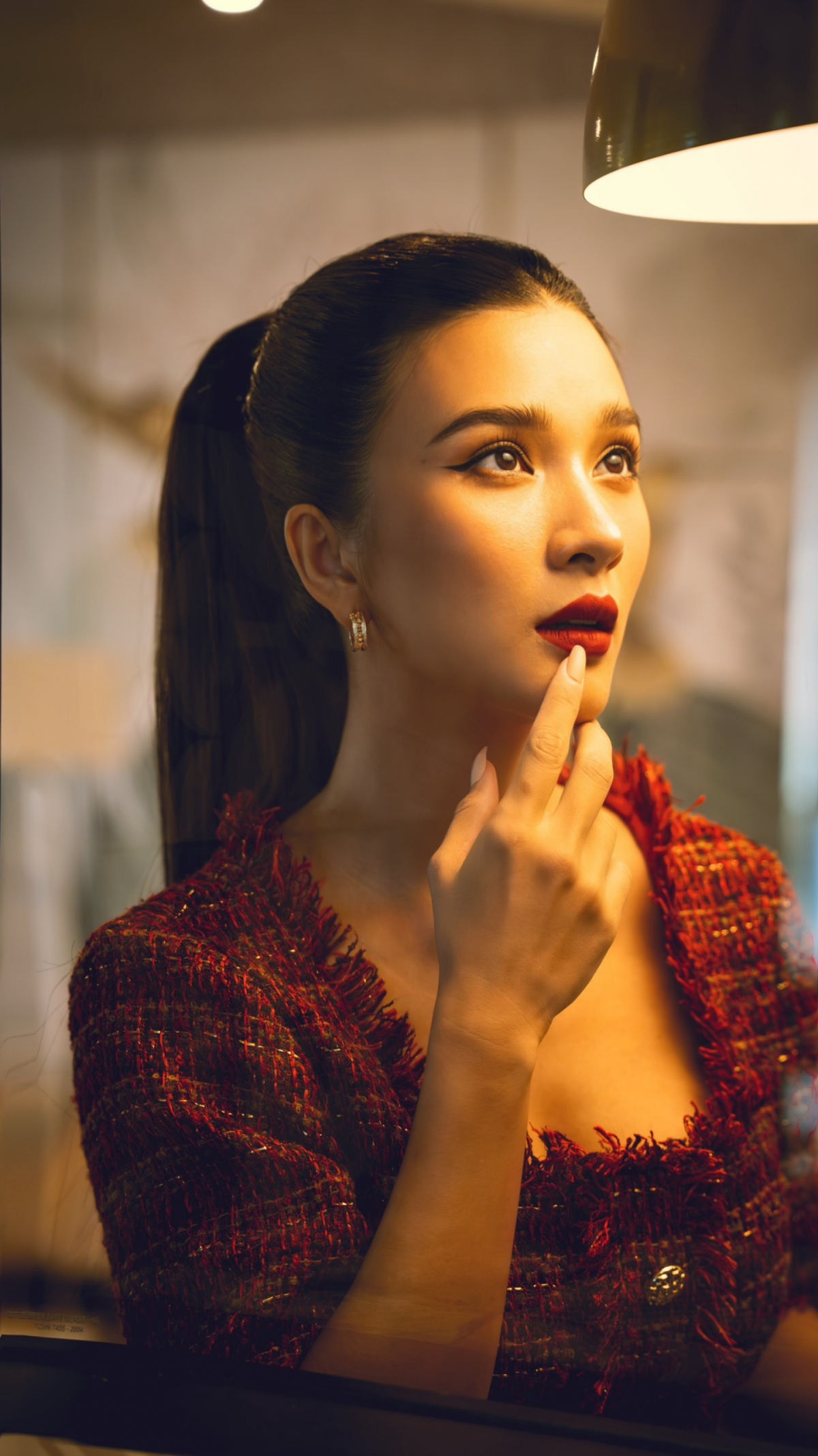 Dù tuổi đời còn rất trẻ nhưng Kim Tuyến đã được nhận danh hiệu Nghệ sĩ Ưu tú. Nói về điều này, cô chia sẻ: "hính tôi còn không nghĩ sẽ đạt được danh hiệu Nghệ sĩ Ưu tú trong sự nghiệp của mình nữa là đạt được ở độ tuổi này. Vì vậy, tôi rất trân trọng đến mức thận trọng trong mỗi hành động, phải làm sao cho xứng đáng với danh hiệu.
Tôi chậm lại trong công việc lẫn trong cuộc sống từ sau khi nhận được danh hiệu. Tôi ý thức mình là người của công chúng thật sự, chữ "của" theo tôi là sự tạo nên giá trị".