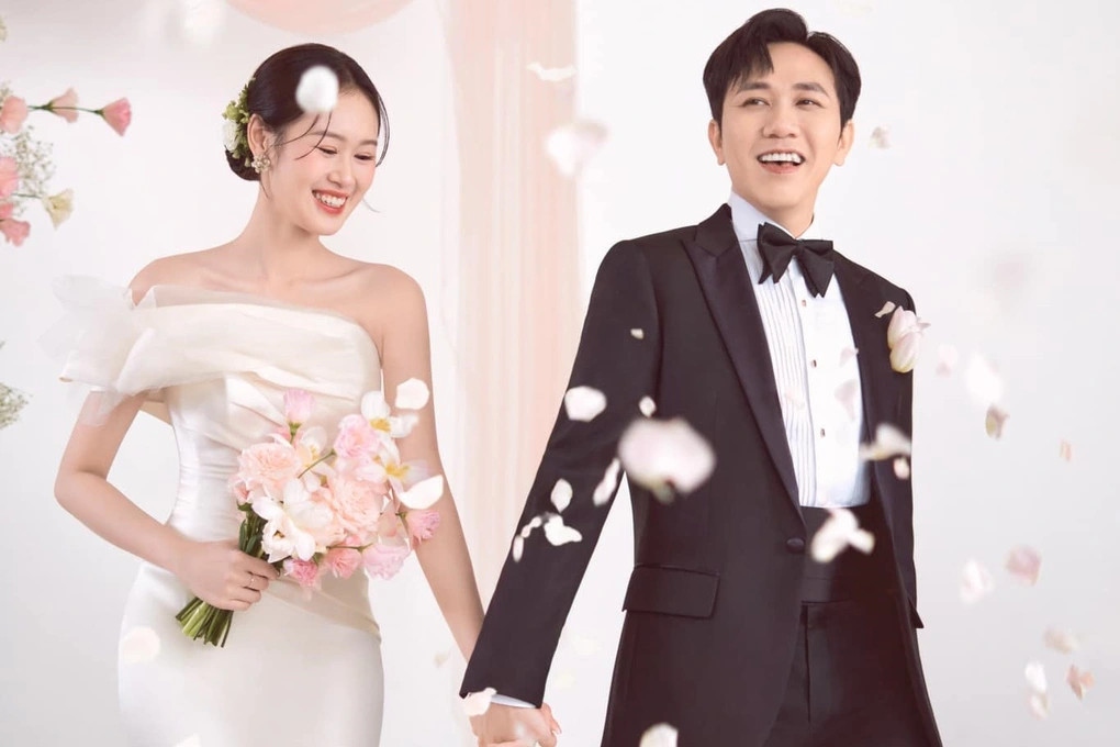 Diễn viên Anh Đức và vợ sắp cưới - diễn viên Anh Phạm vừa thông báo dời ngày tổ chức đám cưới. "Mong quý vị thông cảm. Chúng tôi sẽ sớm cập nhật thông tin đến quý vị". Trước đó, đám cưới Anh Đức - Anh Phạm dự diễn ra ngày 26/7 tại một trung tâm tiệc cưới ở TPHCM. Anh Đức tiết lộ đám cưới của anh dự kiến có 800 người tham dự, bao gồm khách mời của hai bên gia đình. Đám cưới có một số quy định như khách mời mặc trang phục đen, nâu, không livestream trong lễ cưới và không dẫn trẻ em đến dự tiệc.