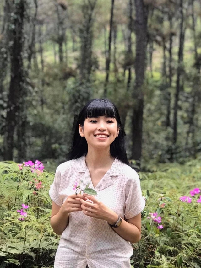 Diễn viên Khánh Vân đã khóa tài khoản Facebook. Nhiều người cho rằng đây là động thái của người đẹp thủ vai Trà Long phim Mắt biếc sau khi vấp phải phản ứng của dư luận vì bức ảnh không phù hợp trên mạng xã hội. Trong khi đó, tài khoản Instagram với hơn 959.000 lượt theo dõi và tài khoản TikTok với 1,4 triệu lượt theo dõi của Khánh Vân vẫn còn hiển thị. Nhiều cư dân mạng để lại bình luận chỉ trích diễn viên 29 tuổi.