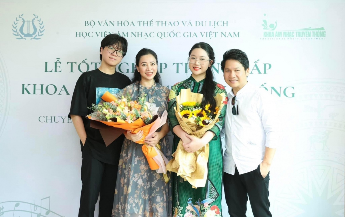 Không chỉ thành công trong sự nghiệp, Trọng Tấn còn có cuộc hôn nhân viên mãn và khối tài sản đáng ngưỡng mộ. Hiện tại, vợ chồng nam ca sĩ cùng các con sinh sống ở Hà Nội. Chị Thanh Hoa, vợ ca sĩ Trọng Tấn là hậu phương vững chắc giúp chồng phát triển sự nghiệp. Hai con của Trọng Tấn và Thanh Hoa ngoan ngoãn, học giỏi và thừa hưởng năng khiếu âm nhạc từ cha. 