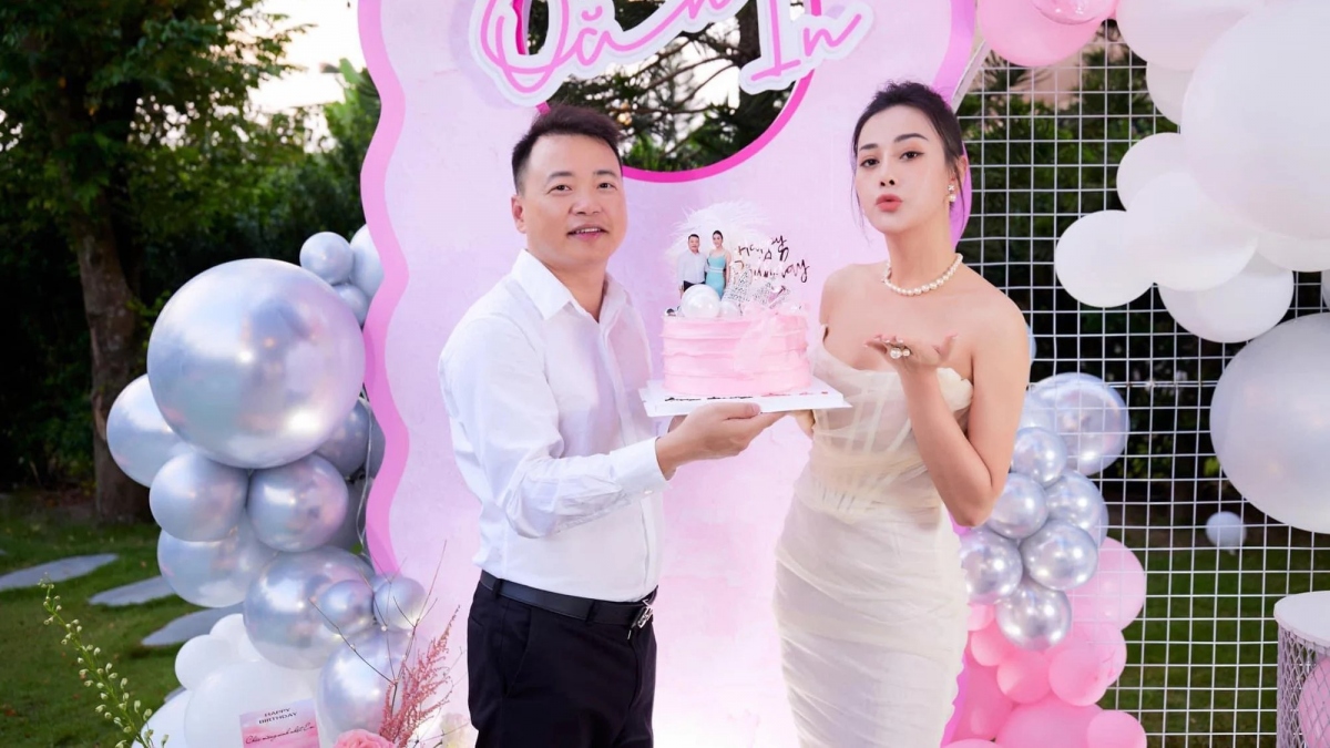 Doanh nhân Hòa Bình (Shark Bình) nói ông không biết ai tên HCK (chỉ Á hậu Hoàng Kim Chi, PV), đồng thời cho rằng thông tin ông ngoại tình là vô căn cứ. "Từ thuở cha sinh mẹ đẻ đến giờ, tôi chưa bao giờ biết hay quen ai tên HKC (Á hậu Hoàng Kim Chi - PV). Một số trang đưa tin vô căn cứ. Tôi mong mọi người không bị dẫn dắt bởi tin giả, bài viết chiêu trò núp bóng ẩn danh", Shark Bình chia sẻ. Sau khi phủ nhận ngoại tình, doanh nhân được bạn bè ủng hộ nhờ pháp luật can thiệp. Shark Bình chọn bỏ qua vì "tin luật nhân quả", không muốn liên quan đến người cố tình tung tin chiêu trò.