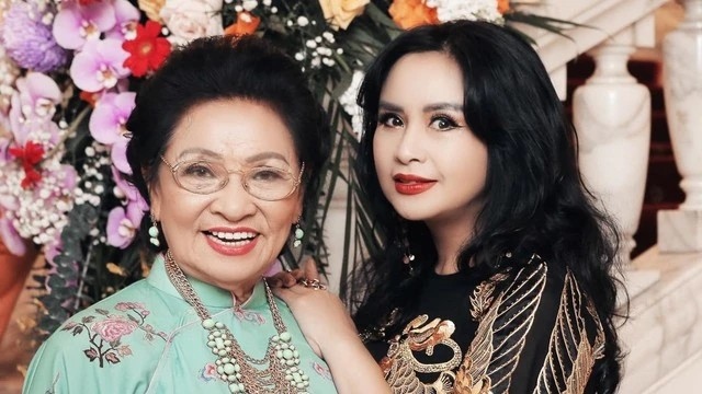 Chia sẻ về mẹ, NSND Thanh Lam cho hay chính NSƯT Thanh Hương là người dạy cô những nốt nhạc đầu tiên. Thậm chí bài thơ được giọng ca sinh năm 1969 ngâm trên truyền hình khi mới 15 tuổi cũng có sự hỗ trợ của đấng sinh thành. “Đứng dưới ánh đèn nhìn sang tay mẹ múa trên những thanh âm dìu dắt, cô con gái bé bỏng được cất tiếng ngâm thơ chân thật, trong veo. Mẹ hồi đó đẹp lắm", Thanh Lam nhớ lại.