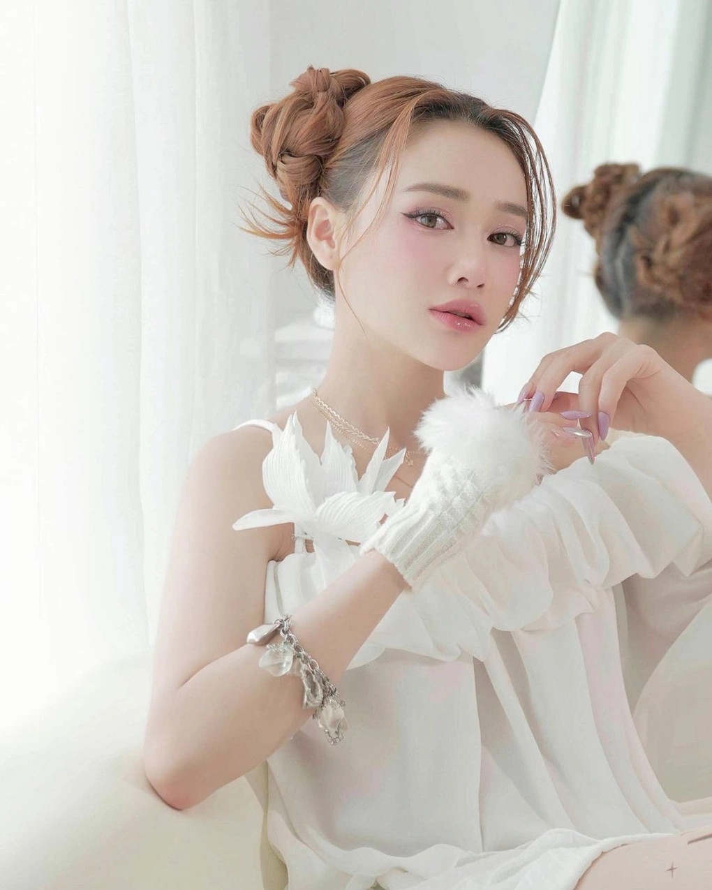 "Mẹ 2 con" Nhã Phương được khán giả khen ngợi về nhan sắc mặn mà, ngoại hình quyến rũ. Dù đã qua 2 lần sinh nở, nữ diễn viên vẫn có vóc dáng thon gọn, gương mặt trẻ trung. Trên trang cá nhân, Nhã Phương thường chia sẻ thói quen tập gym, tập yoga, chạy bộ, leo núi. Hằng ngày, cô dành ít nhất 1 tiếng đồng hồ tại phòng tập. Nữ diễn viên cho biết cô tự tạo kỷ luật cho bản thân, điều này vừa tốt cho việc giữ dáng, vừa giúp cô cân bằng tinh thần, giải tỏa cảm xúc tiêu cực, tạo thêm nhiều năng lượng tích cực.