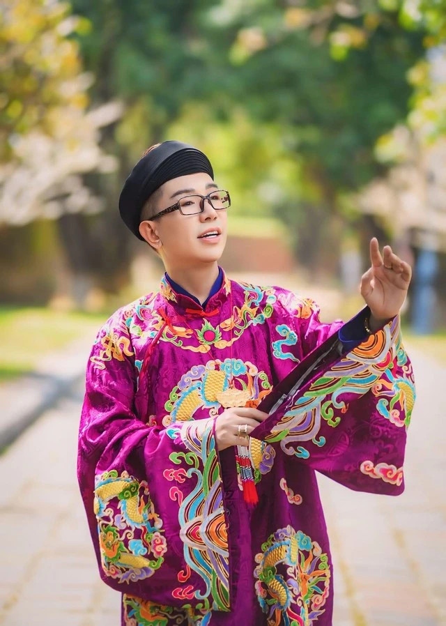 Mới đây, ca sĩ Long Nhật thông báo đêm nhạc kỷ niệm 35 năm ca hát mang tên Người con xứ Huế không diễn ra vào ngày 26/7 như dự kiến. Theo nam ca sĩ 6X, tuy các khâu chuẩn bị dần hoàn thiện nhưng anh vẫn quyết định tháo phướn quảng cáo và dời thời gian biểu diễn sang ngày 3/8 tại sân khấu Bia Quốc Học, Thừa Thiên-Huế.
Long Nhật chia sẻ đây là liveshow đầu tiên trong sự nghiệp 35 năm ca hát của mình. Vì vậy, giọng ca Ở hai đầu nỗi nhớ dành nhiều tâm sức để lên ý tưởng và sắp xếp mọi thứ. Hơn thế nữa, Long Nhật cũng quyết định không bán vé để mọi người đều có cơ hội thưởng thức âm nhạc của mình.